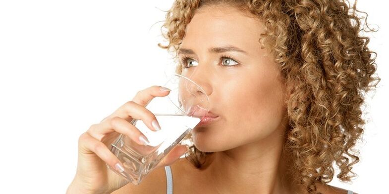 Σε μια δίαιτα κατανάλωσης, πρέπει να καταναλώνετε 1, 5 λίτρο καθαρού νερού, εκτός από άλλα υγρά