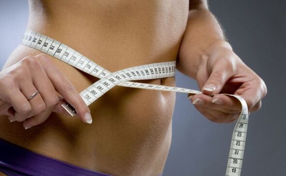 Έχοντας χάσει 7 κιλά σε μια εβδομάδα χάρη σε δίαιτες και ασκήσεις, μπορείτε να επιτύχετε χαριτωμένες φόρμες. 
