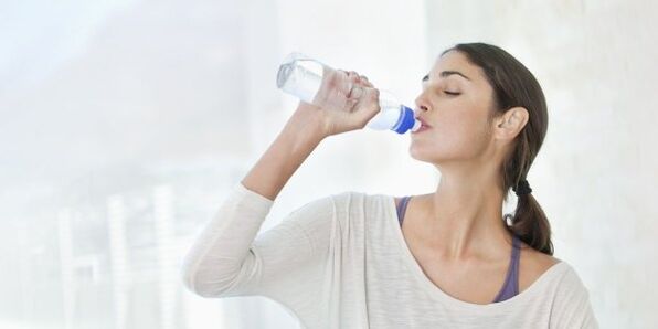 Για να χάσετε βάρος γρήγορα, πρέπει να πίνετε τουλάχιστον 2 λίτρα νερό την ημέρα. 